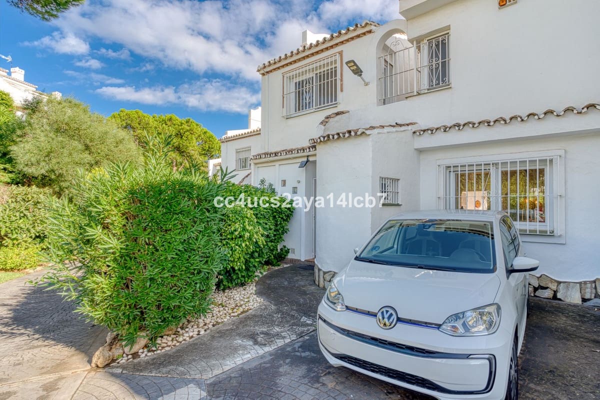 3 makuuhuone Omakotitalo myytävänä paikassa Calahonda mukana uima-altaan - 495 000 € (Ref: 9360749)