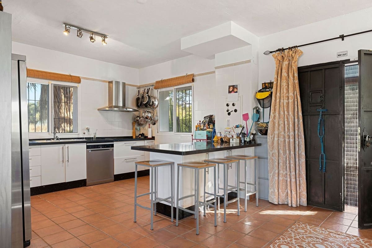 4 sypialnia Willa na sprzedaż w Alhaurin de la Torre z basenem garażem - 639 000 € (Ref: 9363304)