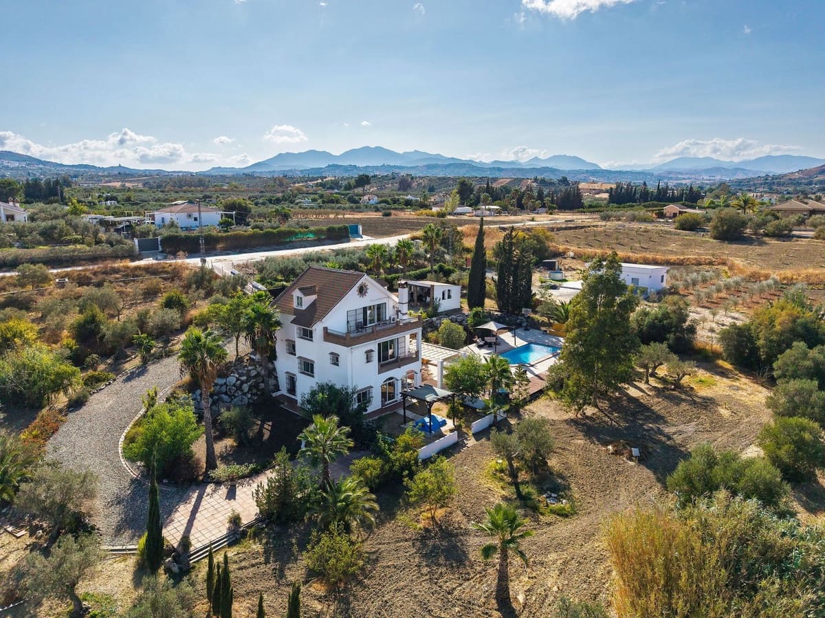 4 sypialnia Willa na sprzedaż w Alhaurin de la Torre z basenem garażem - 639 000 € (Ref: 9363304)