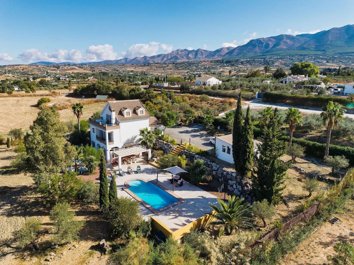 4 sypialnia Willa na sprzedaż w Alhaurin de la Torre z basenem garażem - 639 000 € (Ref: 9363304)