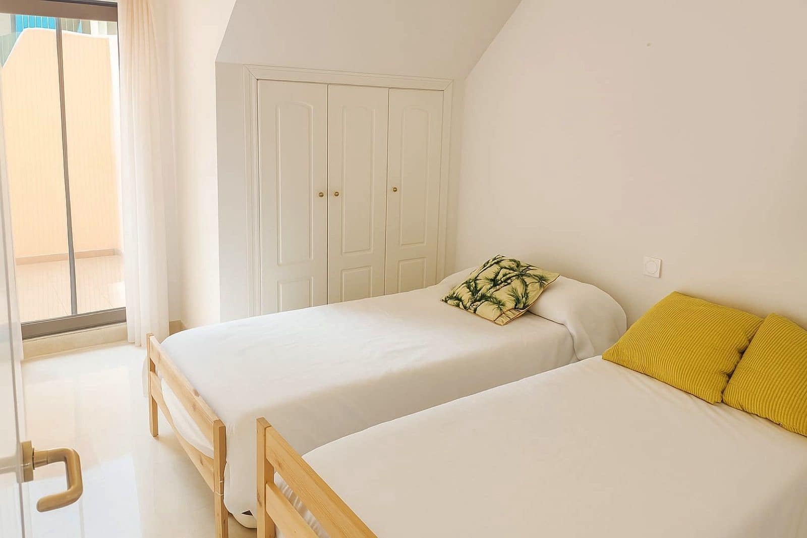 2 bedroom Penthouse for sale in La Duquesa / Puerto de la Duquesa with pool garage - € 260,000 (Ref: 9367764)