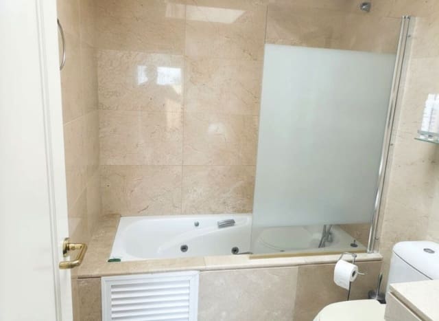 2 bedroom Penthouse for sale in La Duquesa / Puerto de la Duquesa, Manilva with pool garage - € 260,000 (Ref: 9367764)