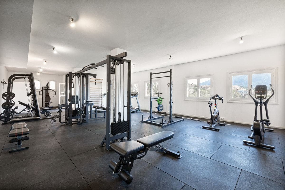 3 sypialnia Penthouse na sprzedaż w Nueva Andalucia z basenem garażem - 1 145 000 € (Ref: 9367765)