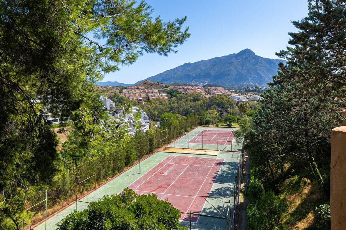 3 sypialnia Penthouse na sprzedaż w Nueva Andalucia z basenem garażem - 1 145 000 € (Ref: 9367765)