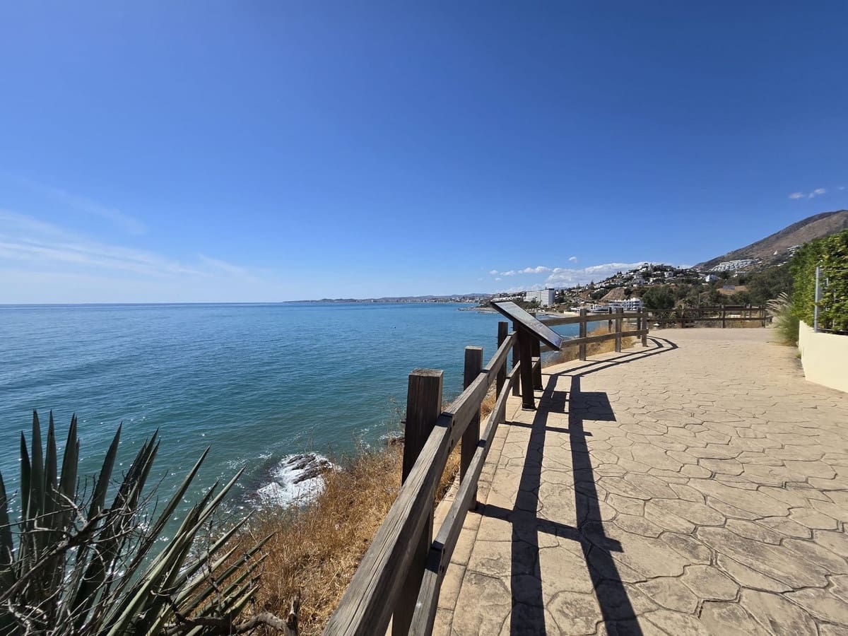 2 bedroom Apartment for sale in Torrequebrada with pool garage - € 660,000 (Ref: 9373812)