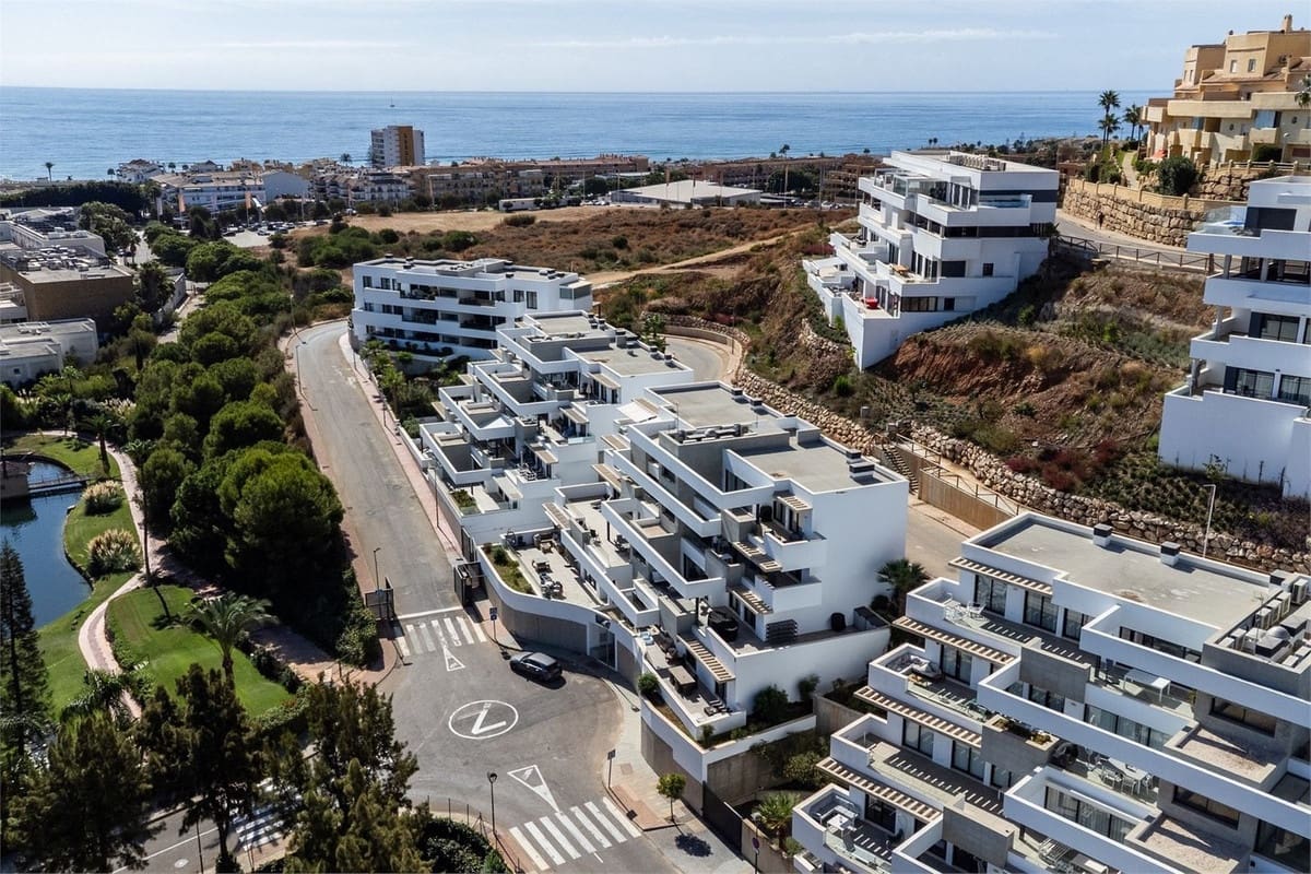3 bedroom Apartment for sale in Mijas Costa with pool garage - € 619,000 (Ref: 9379310)