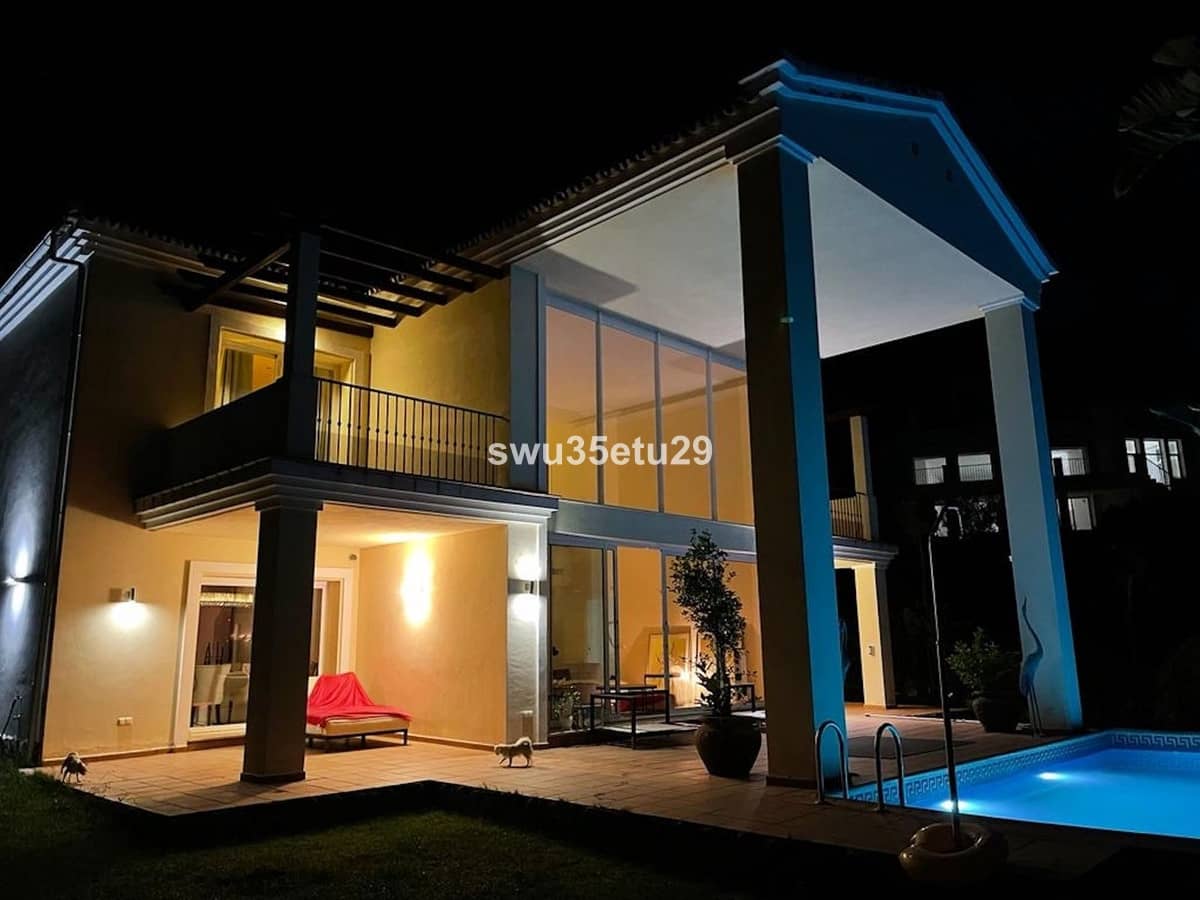 3 soverom Villa til salgs i Istan med svømmebasseng garasje - € 1 350 000 (Ref: 9379315)