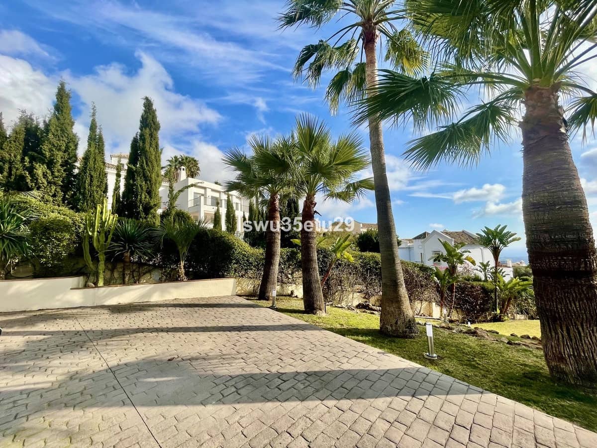 3 soverom Villa til salgs i Istan med svømmebasseng garasje - € 1 350 000 (Ref: 9379315)