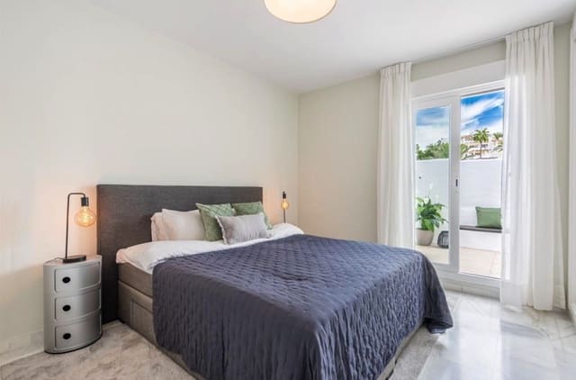 2 sypialnia Penthouse na sprzedaż w Nueva Andalucia, Marbella z basenem garażem - 615 000 € (Ref: 9380051)