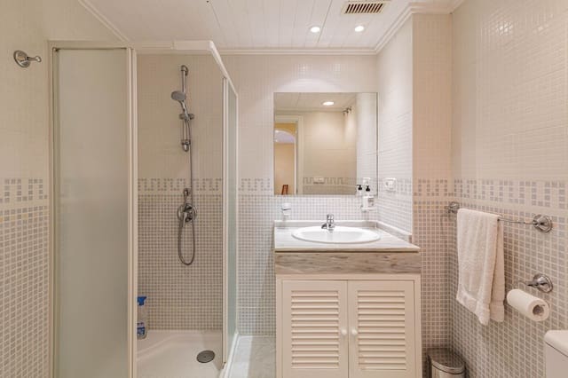 3 slaapkamer Appartement te koop in Los Arqueros - Puerto del Almendro, Benahavís met zwembad garage - € 475.000 (Ref: 9387058)