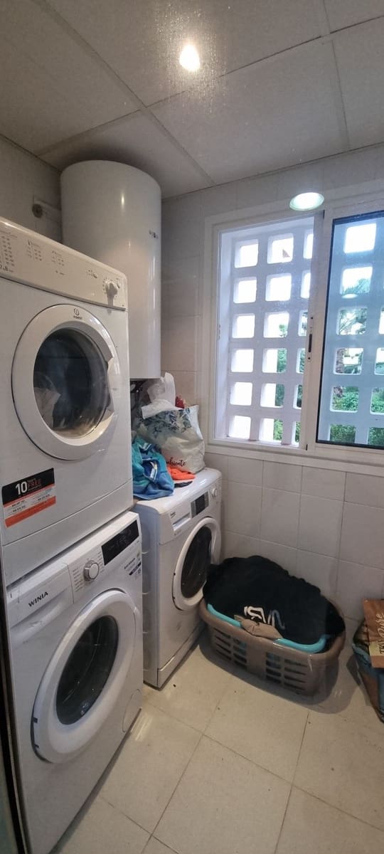 3 makuuhuone Huoneisto myytävänä paikassa La Duquesa / Puerto de la Duquesa mukana uima-altaan 
autotalli - 295 000 € (Ref: 9387062)