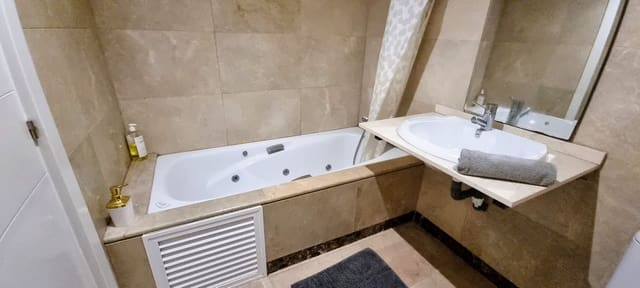 3 makuuhuone Huoneisto myytävänä paikassa La Duquesa / Puerto de la Duquesa, Manilva mukana uima-altaan 
autotalli - 295 000 € (Ref: 9387062)