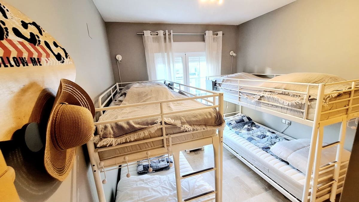 2 soverom Penthouse til salgs i La Duquesa / Puerto de la Duquesa med svømmebasseng garasje - € 295 000 (Ref: 9387063)