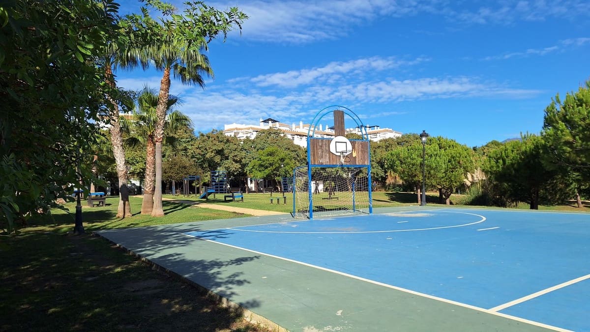 2 soverom Penthouse til salgs i La Duquesa / Puerto de la Duquesa med svømmebasseng garasje - € 295 000 (Ref: 9387063)