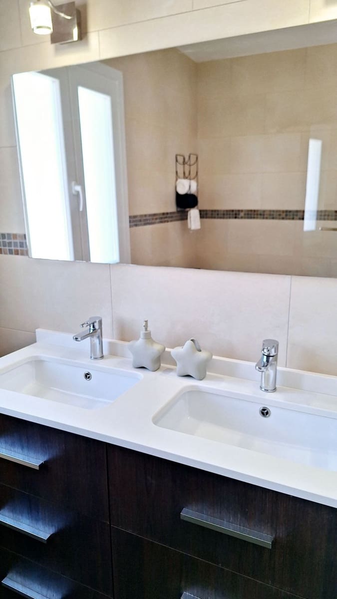 3 bedroom Townhouse for sale in La Duquesa / Puerto de la Duquesa with garage - € 440,000 (Ref: 9387067)