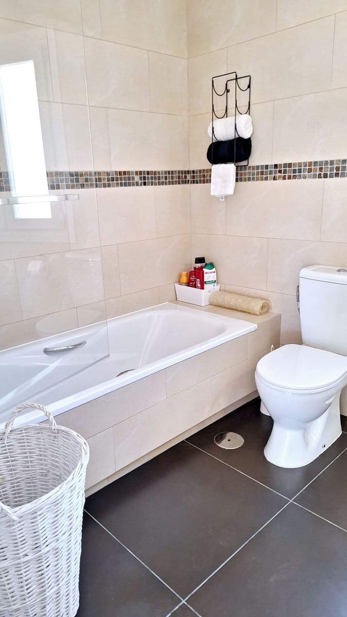 3 bedroom Townhouse for sale in La Duquesa / Puerto de la Duquesa with garage - € 440,000 (Ref: 9387067)