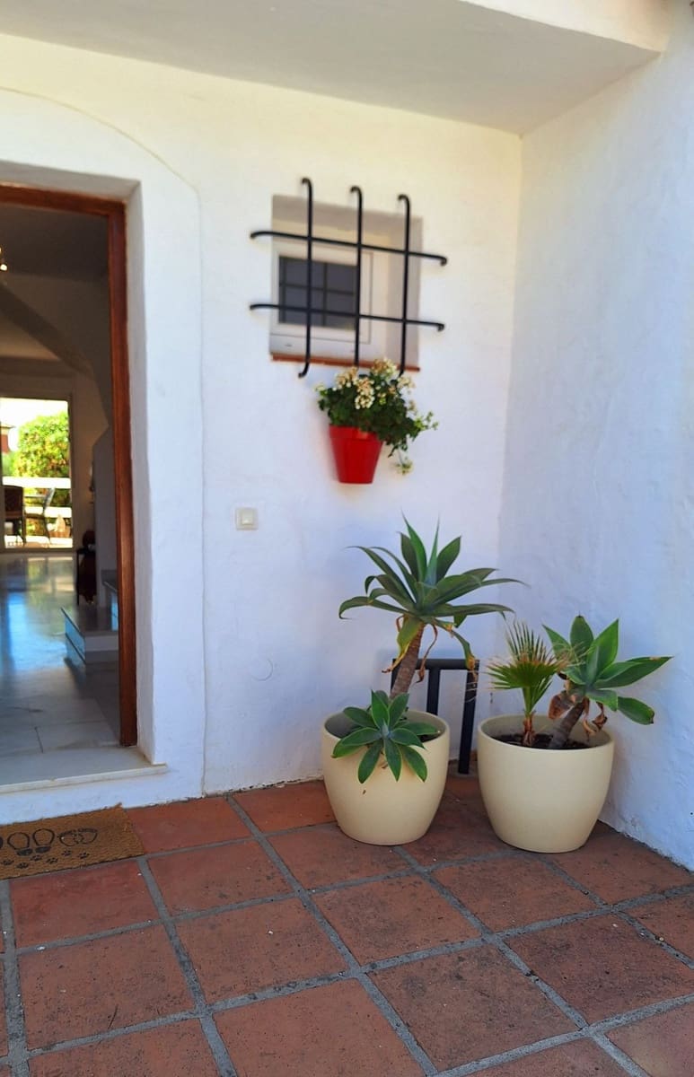 3 bedroom Townhouse for sale in La Duquesa / Puerto de la Duquesa with garage - € 440,000 (Ref: 9387067)