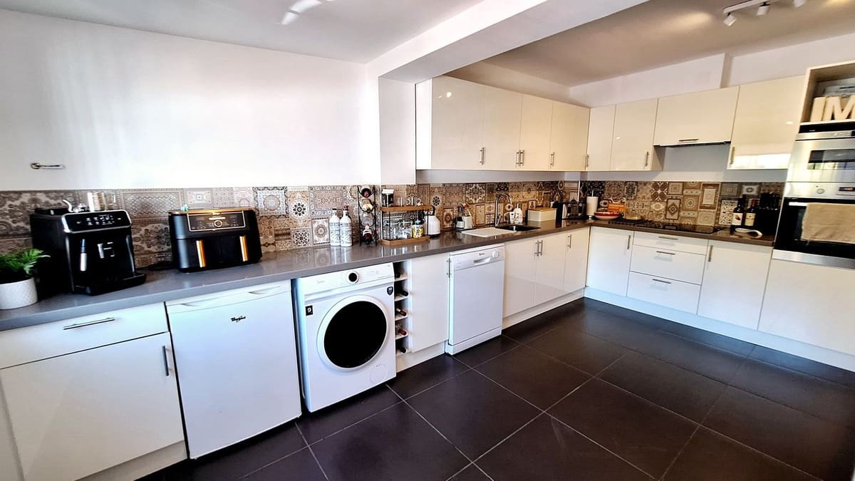 3 bedroom Townhouse for sale in La Duquesa / Puerto de la Duquesa with garage - € 440,000 (Ref: 9387067)