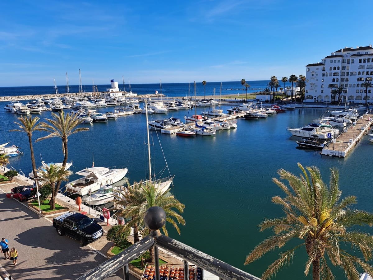 2 soverom Leilighet til salgs i La Duquesa / Puerto de la Duquesa med svømmebasseng garasje - € 484 000 (Ref: 9387068)