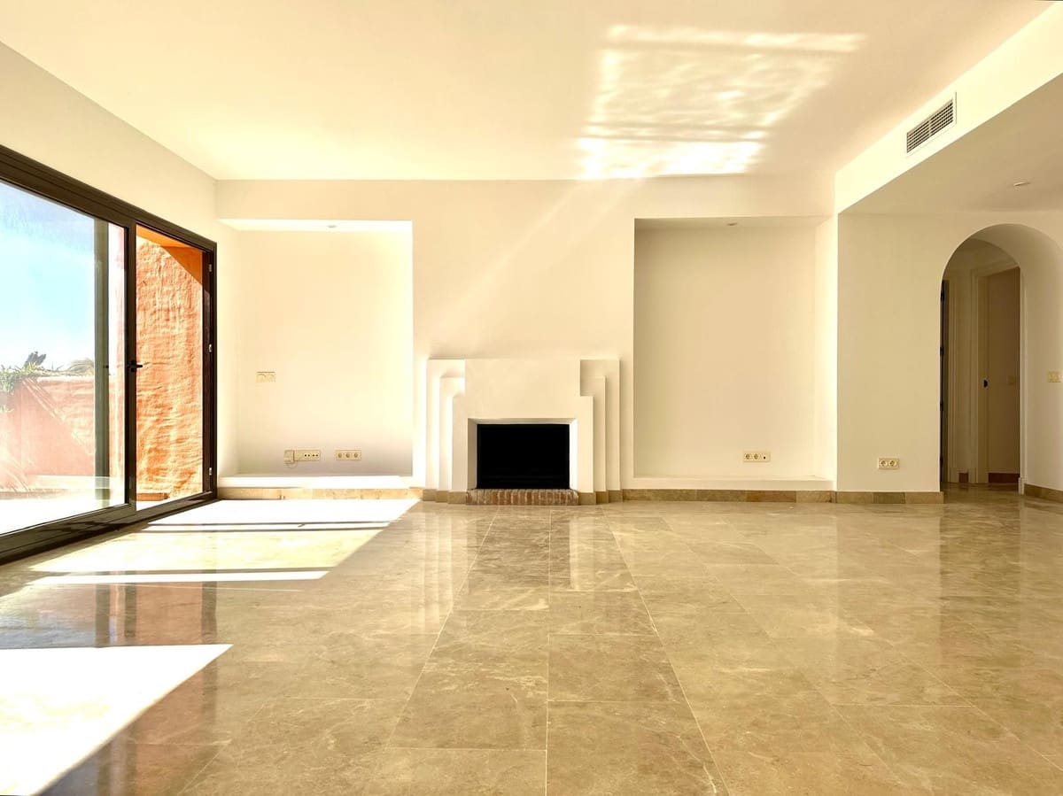 3 bedroom Penthouse for sale in La Duquesa / Puerto de la Duquesa with pool garage - € 550,000 (Ref: 9387069)