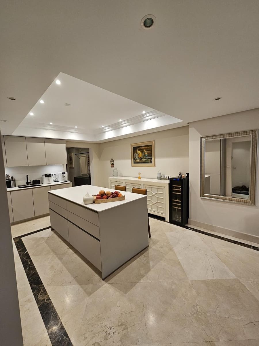 3 bedroom Apartment for sale in Estepona with pool garage - € 1,200,000 (Ref: 9396037)