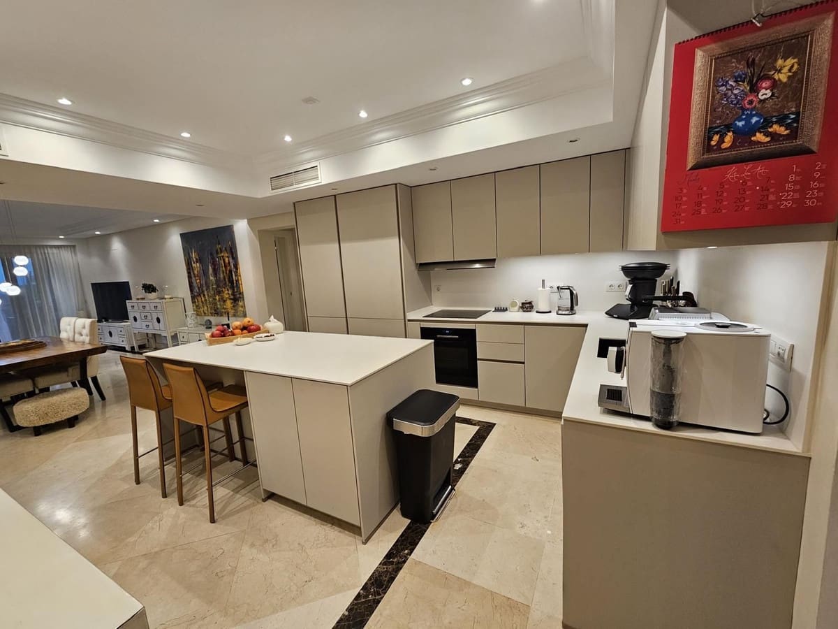 3 bedroom Apartment for sale in Estepona with pool garage - € 1,200,000 (Ref: 9396037)