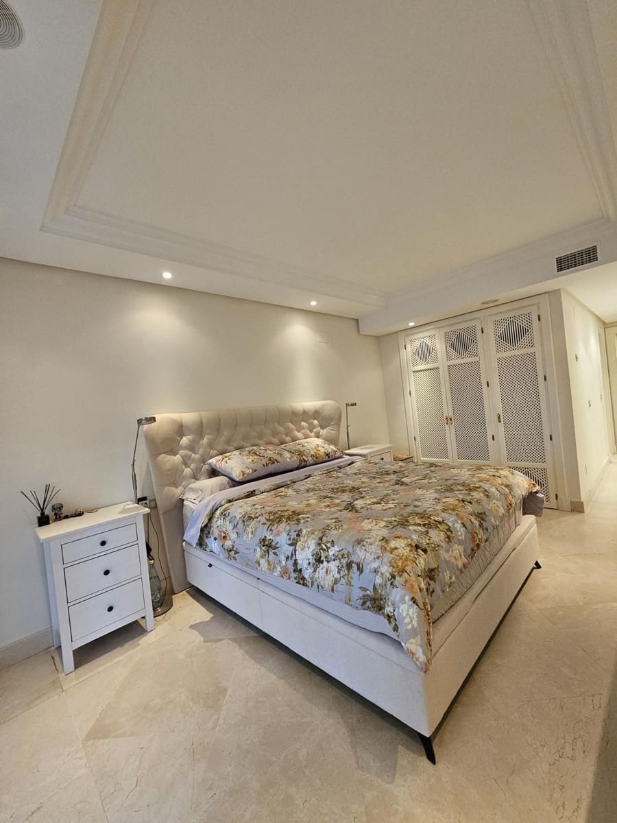 3 bedroom Apartment for sale in Estepona with pool garage - € 1,200,000 (Ref: 9396037)