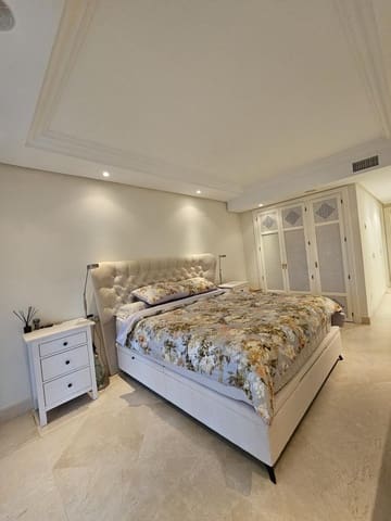 3 bedroom Apartment for sale in Estepona with pool garage - € 1,200,000 (Ref: 9396037)