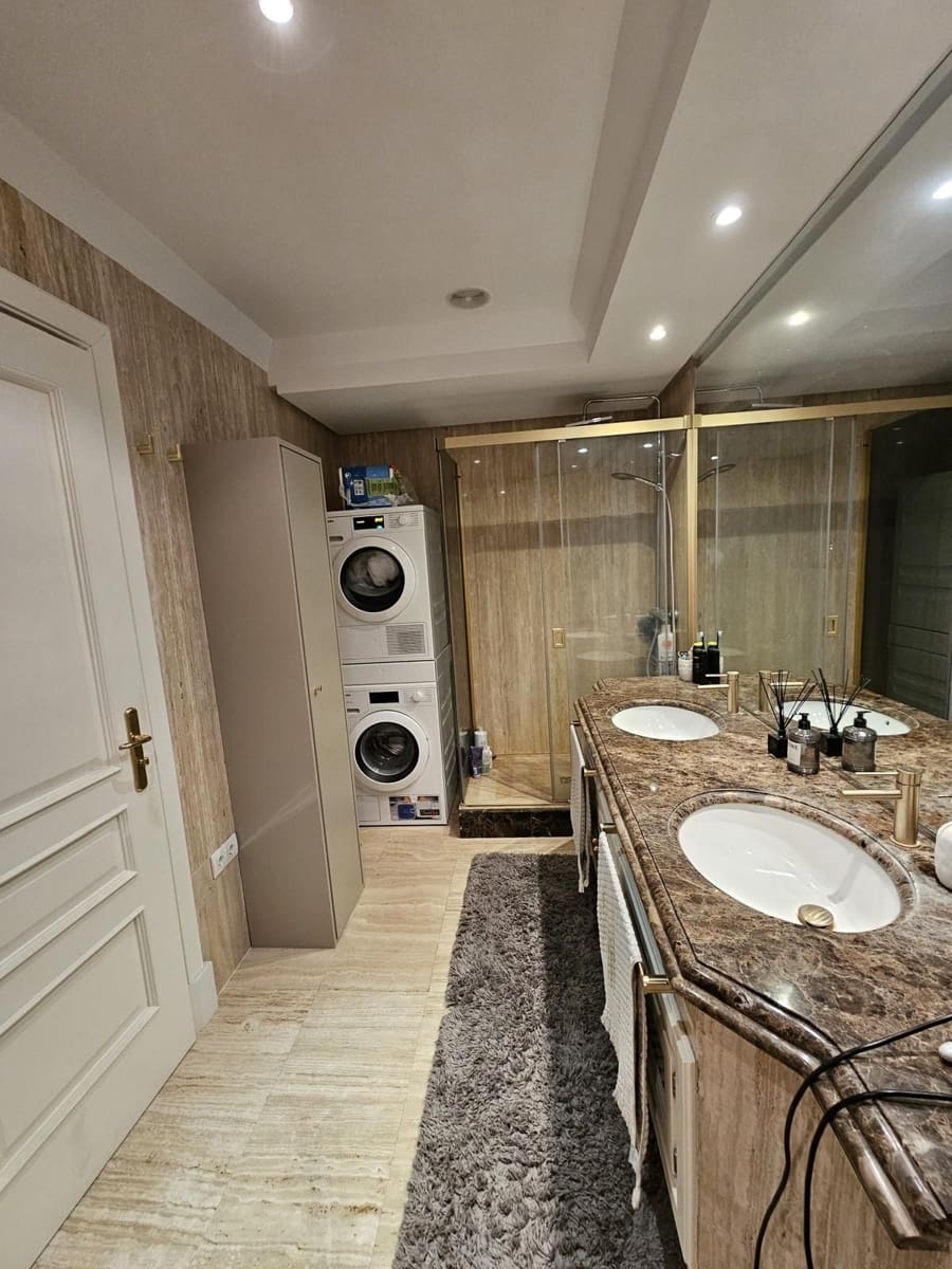 3 bedroom Apartment for sale in Estepona with pool garage - € 1,200,000 (Ref: 9396037)