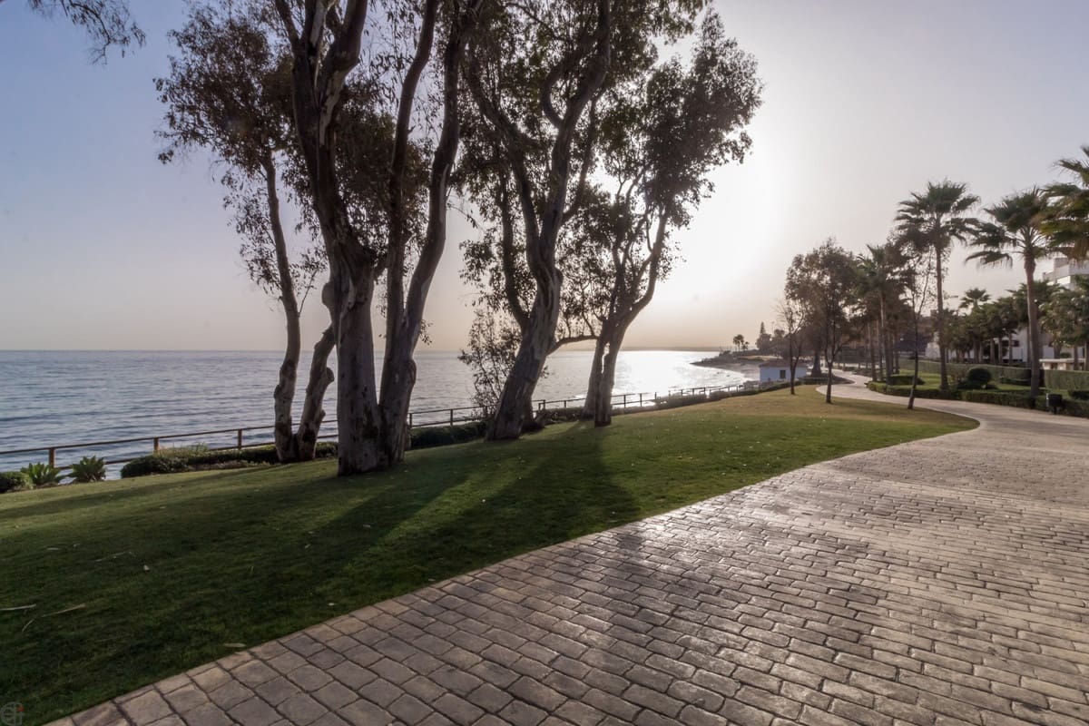 3 bedroom Apartment for sale in Estepona with pool garage - € 1,200,000 (Ref: 9396037)