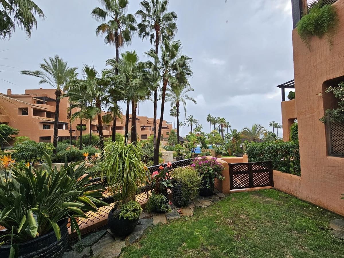3 bedroom Apartment for sale in Estepona with pool garage - € 1,200,000 (Ref: 9396037)