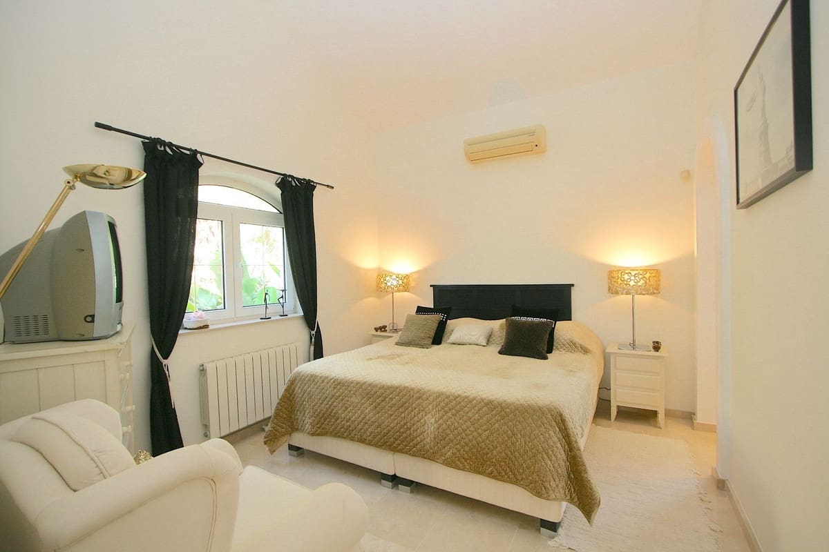 5 bedroom Villa for sale in Mijas with pool garage - € 1,850,000 (Ref: 9396106)