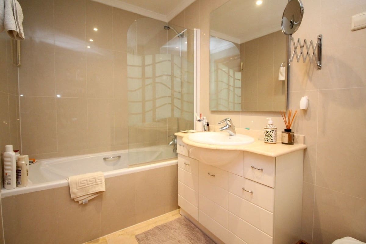 2 bedroom Apartment for sale in Mijas Golf with pool garage - € 329,000 (Ref: 9396194)