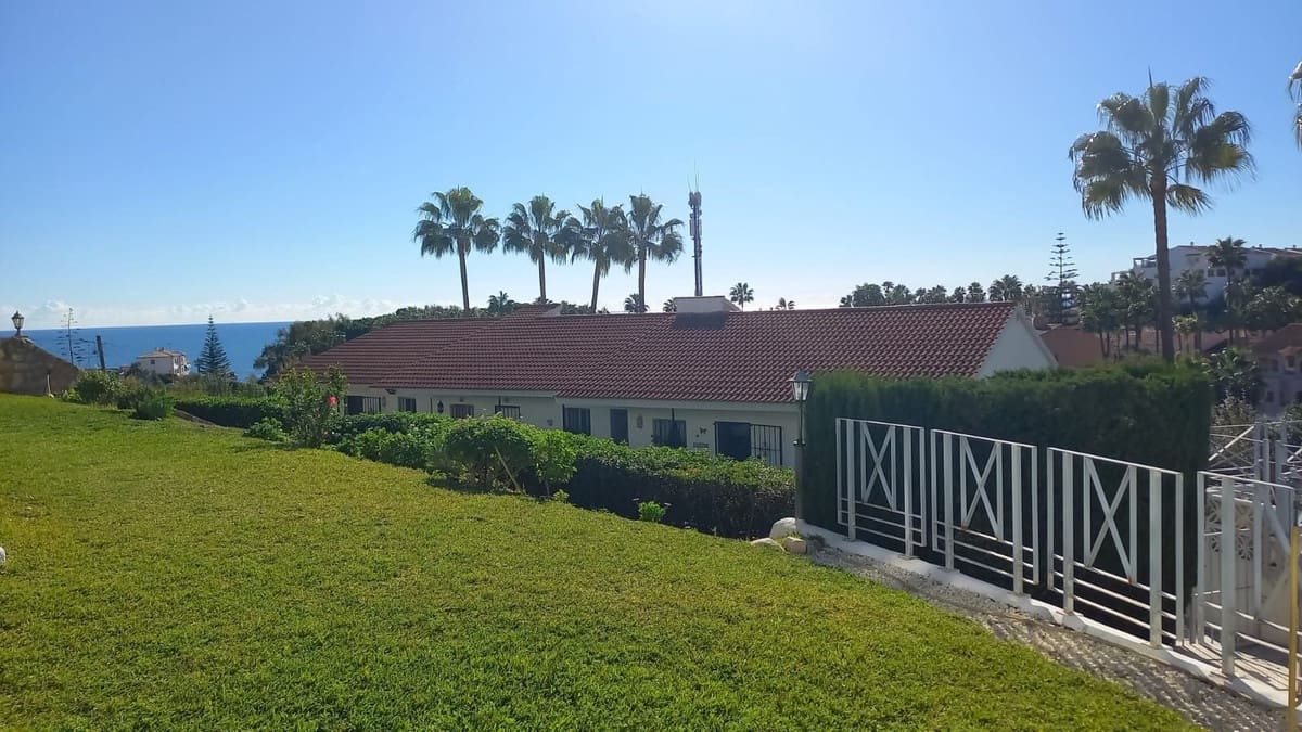 2 bedroom Penthouse for sale in Mijas Costa with pool - € 259,000 (Ref: 9400030)