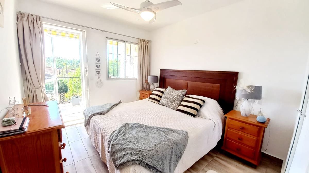 2 bedroom Penthouse for sale in Mijas Costa with pool - € 259,000 (Ref: 9400030)