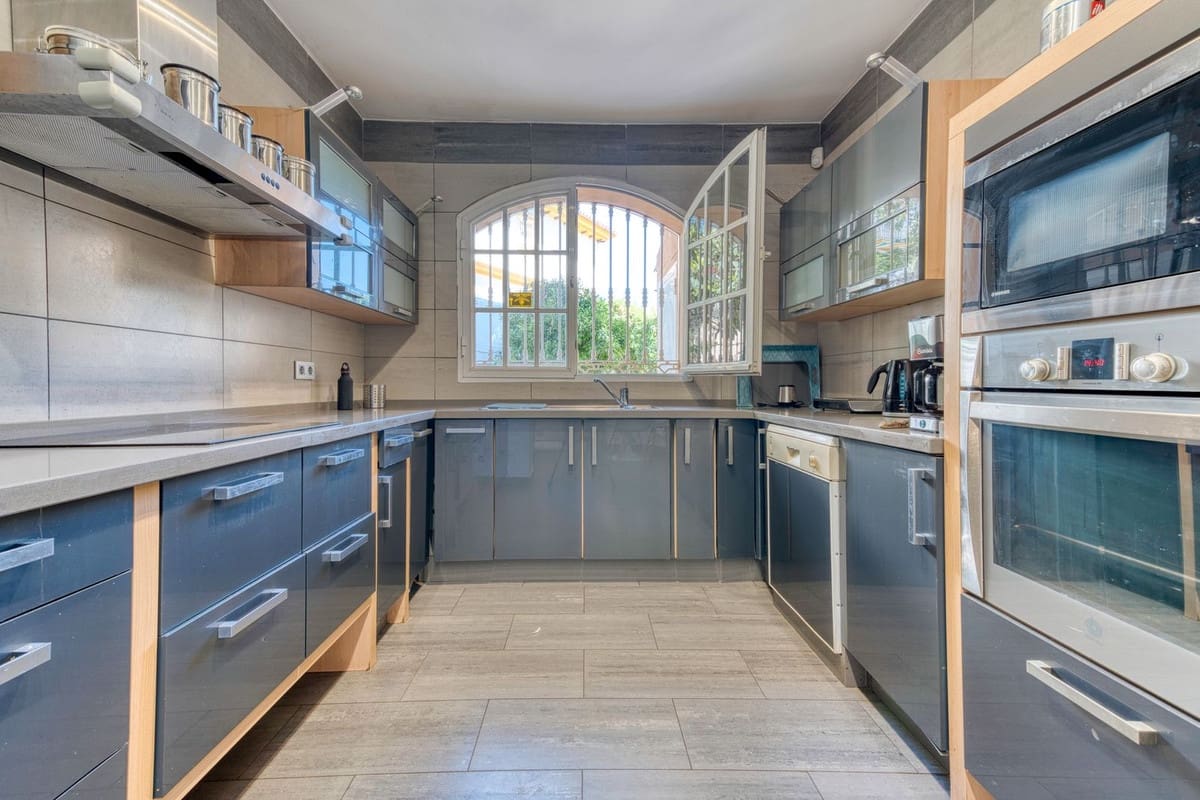 4 chambre Villa/Maison Semi-Mitoyenne à vendre à El Coto avec piscine garage - 980 000 € (Ref: 9402816)