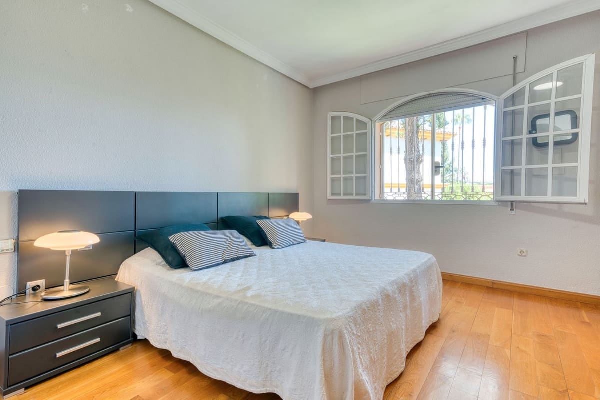 4 chambre Villa/Maison Semi-Mitoyenne à vendre à El Coto avec piscine garage - 980 000 € (Ref: 9402816)