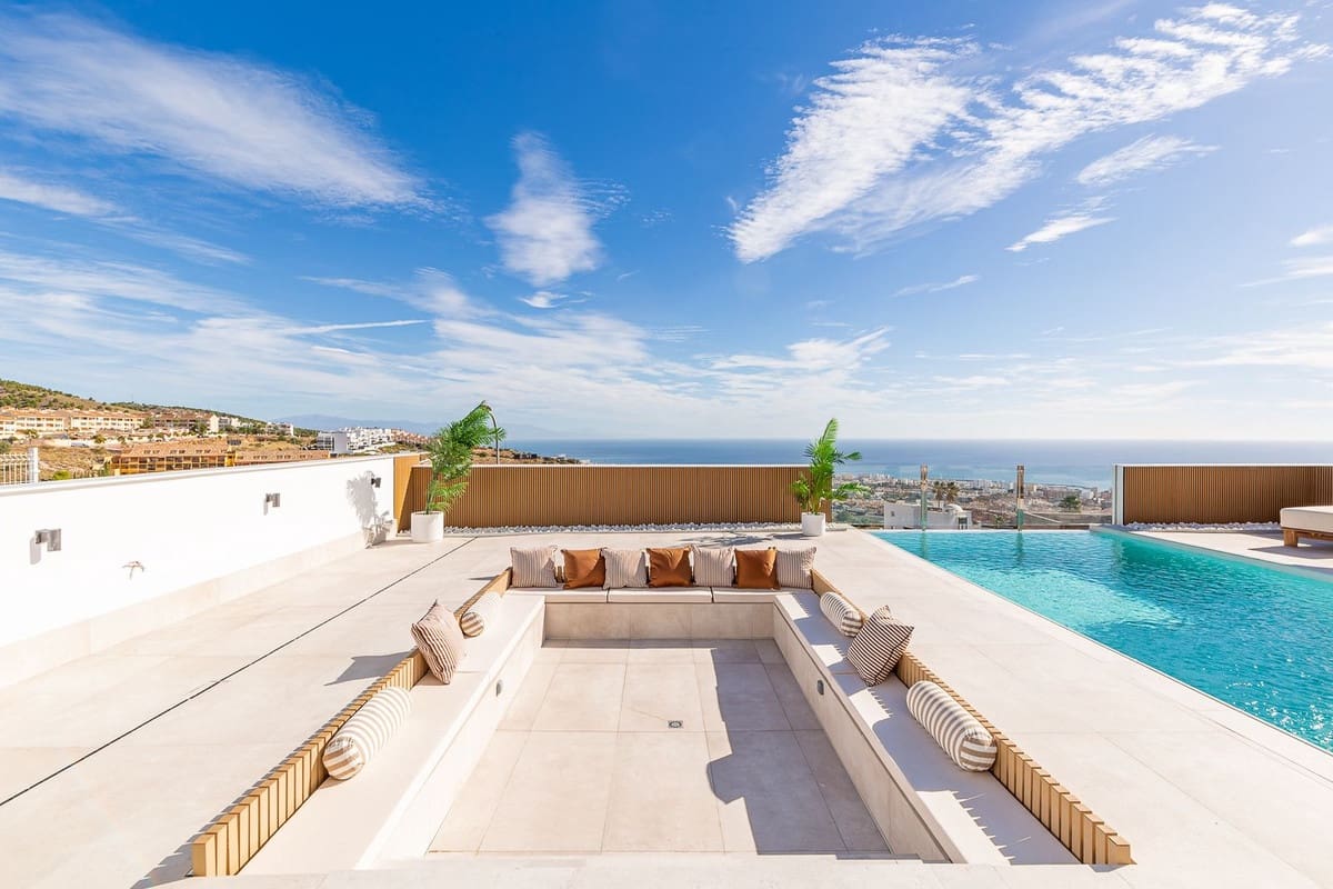 4 soverom Kjedet enebolig til salgs i Benalmadena med svømmebasseng garasje - € 19 695 000 (Ref: 9402817)