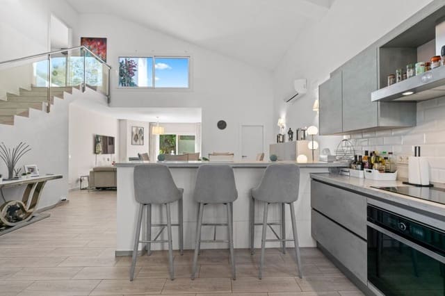 4 sypialnia Dom na sprzedaż w Calahonda, Mijas z basenem garażem - 650 000 € (Ref: 9409738)