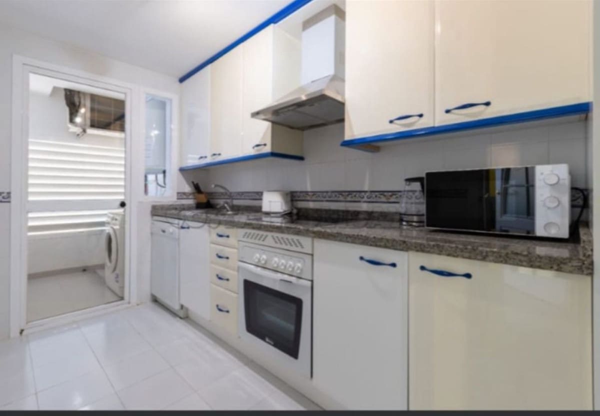 2 bedroom Apartment for sale in La Duquesa / Puerto de la Duquesa with pool garage - € 330,000 (Ref: 9417672)