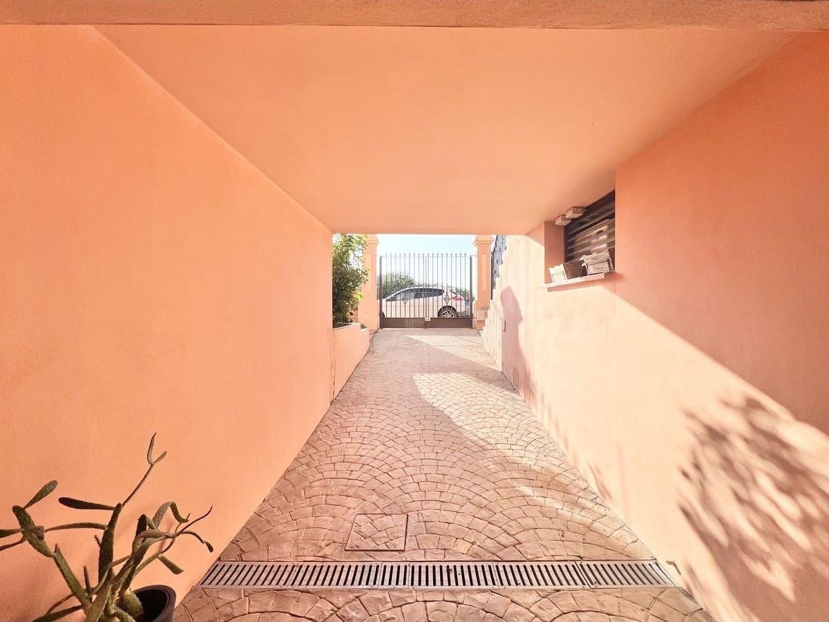 3 bedroom Townhouse for sale in Estepona with pool garage - € 530,000 (Ref: 9417693)