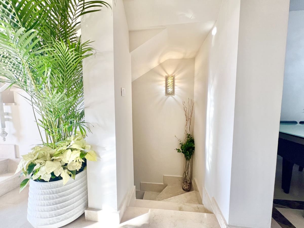 3 bedroom Townhouse for sale in Estepona with pool garage - € 530,000 (Ref: 9417693)