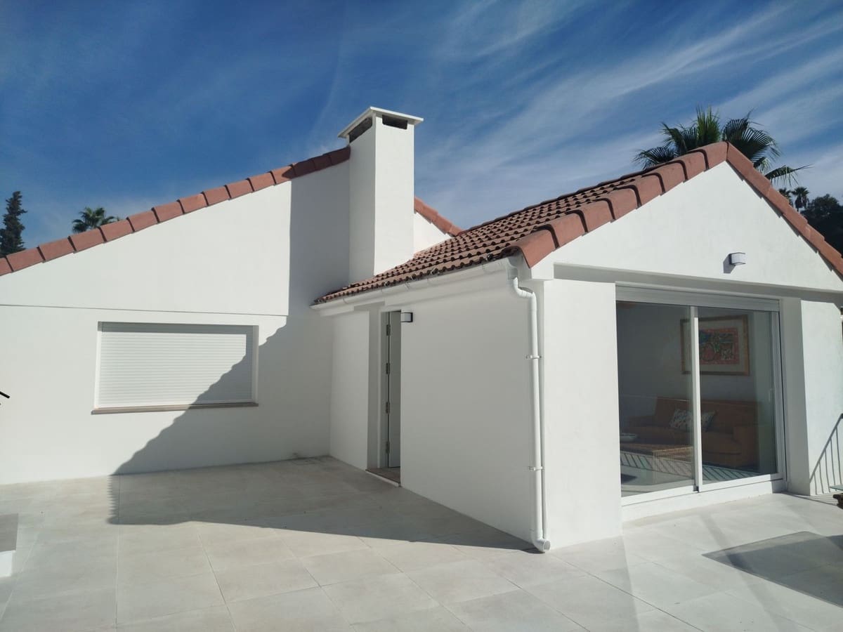 4 soverom Kjedet enebolig til salgs i Mijas Costa med svømmebasseng garasje - € 899 000 (Ref: 9417695)