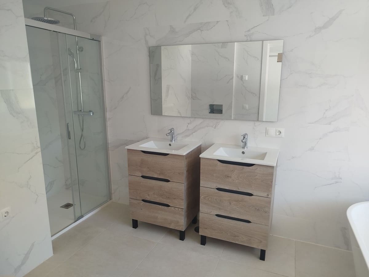 4 soverom Kjedet enebolig til salgs i Mijas Costa med svømmebasseng garasje - € 899 000 (Ref: 9417695)