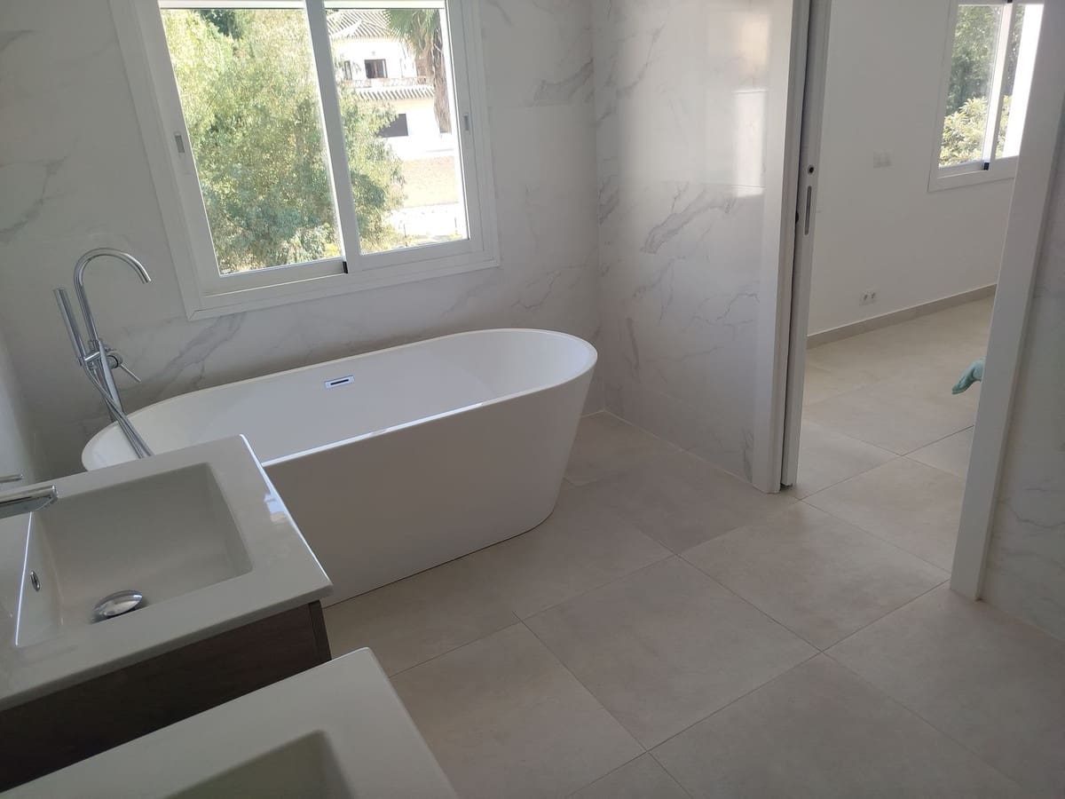 4 soverom Kjedet enebolig til salgs i Mijas Costa med svømmebasseng garasje - € 899 000 (Ref: 9417695)