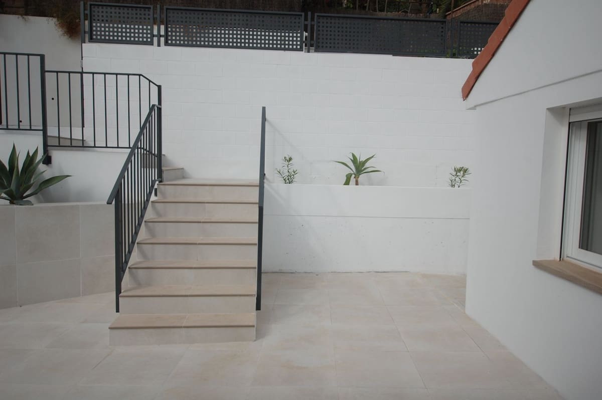 4 soverom Kjedet enebolig til salgs i Mijas Costa med svømmebasseng garasje - € 899 000 (Ref: 9417695)