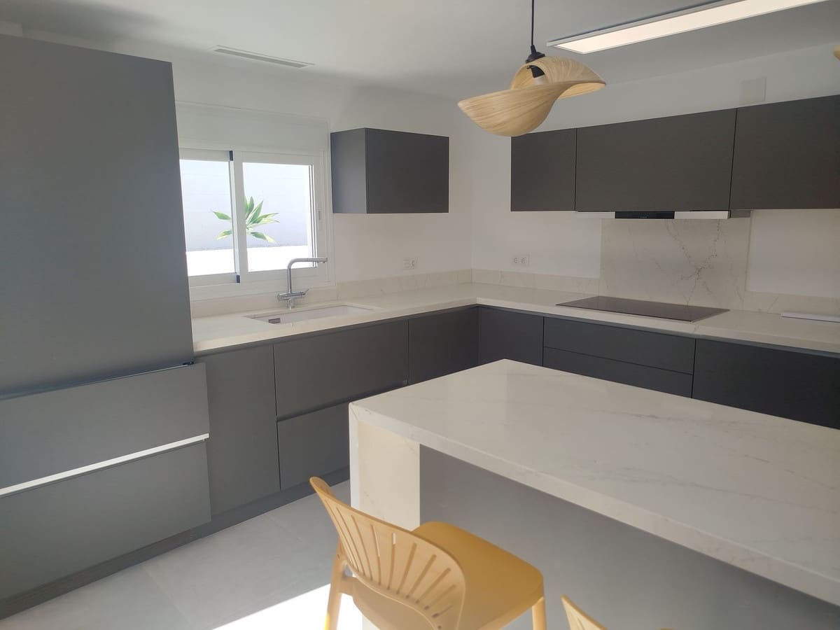 4 soverom Kjedet enebolig til salgs i Mijas Costa med svømmebasseng garasje - € 899 000 (Ref: 9417695)