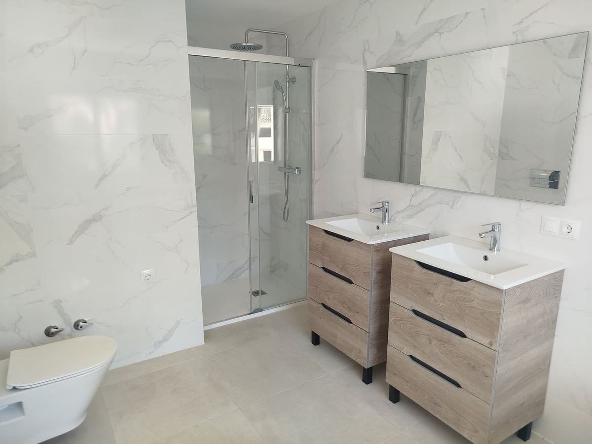 4 soverom Kjedet enebolig til salgs i Mijas Costa med svømmebasseng garasje - € 899 000 (Ref: 9417695)