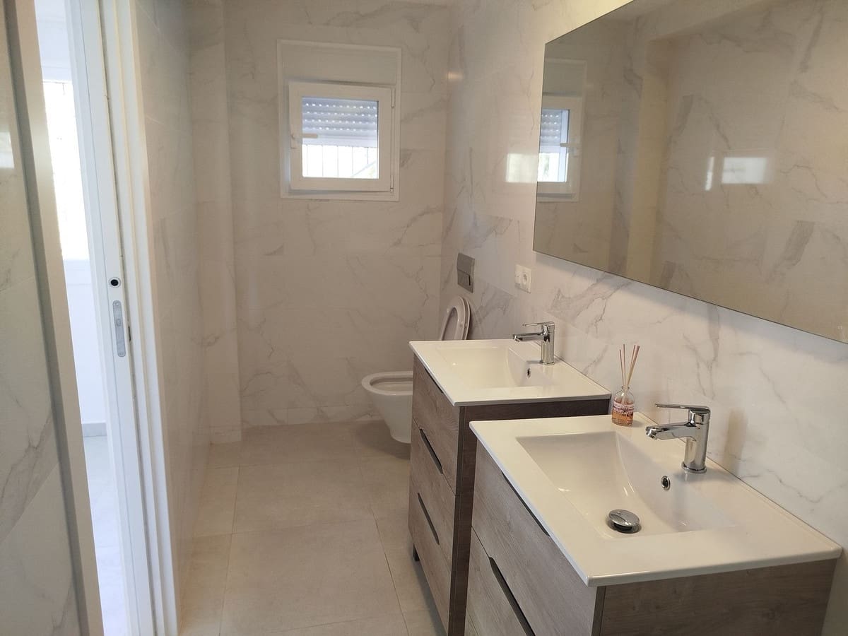 4 soverom Kjedet enebolig til salgs i Mijas Costa med svømmebasseng garasje - € 899 000 (Ref: 9417695)