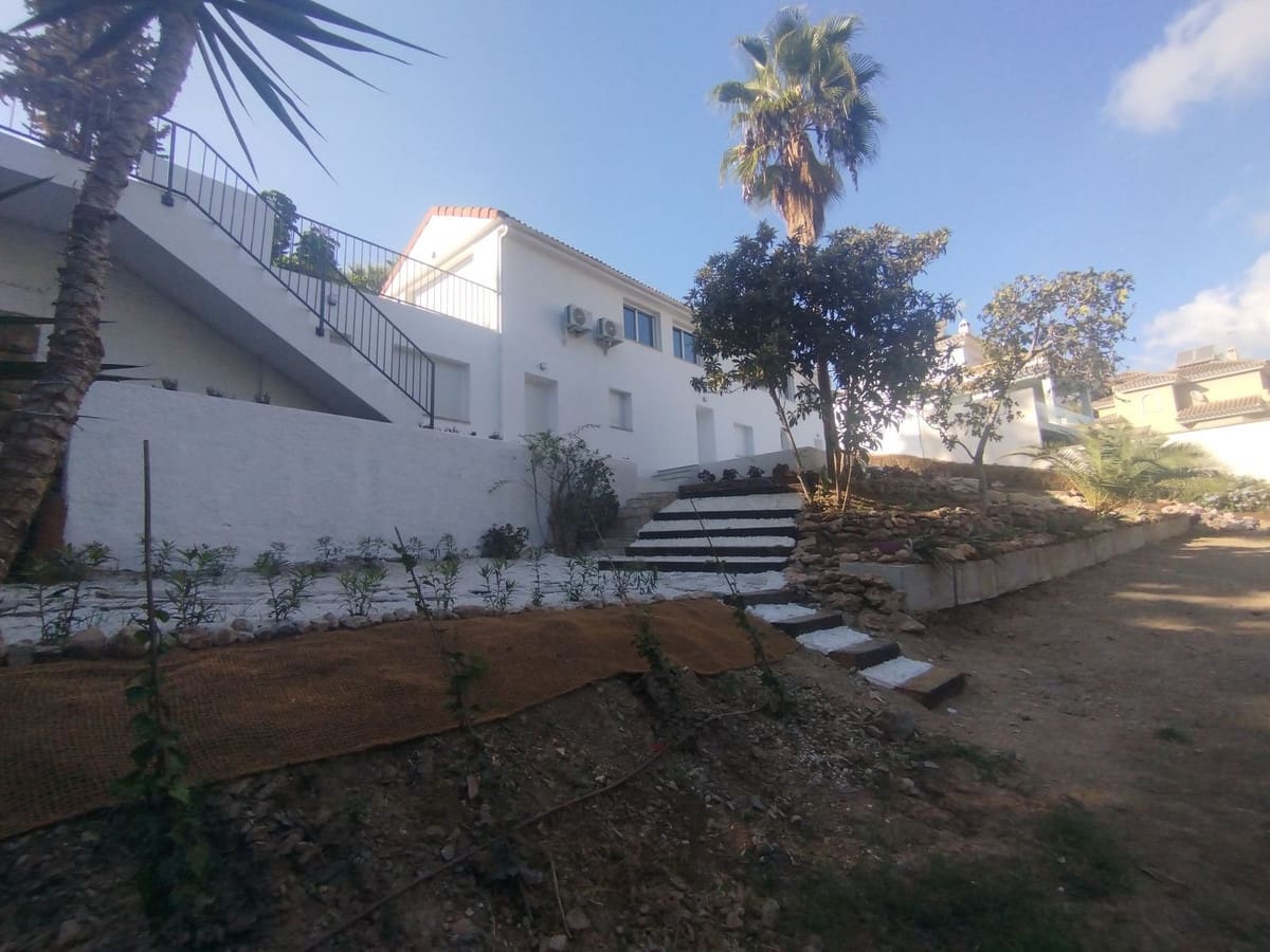 4 soverom Kjedet enebolig til salgs i Mijas Costa med svømmebasseng garasje - € 899 000 (Ref: 9417695)